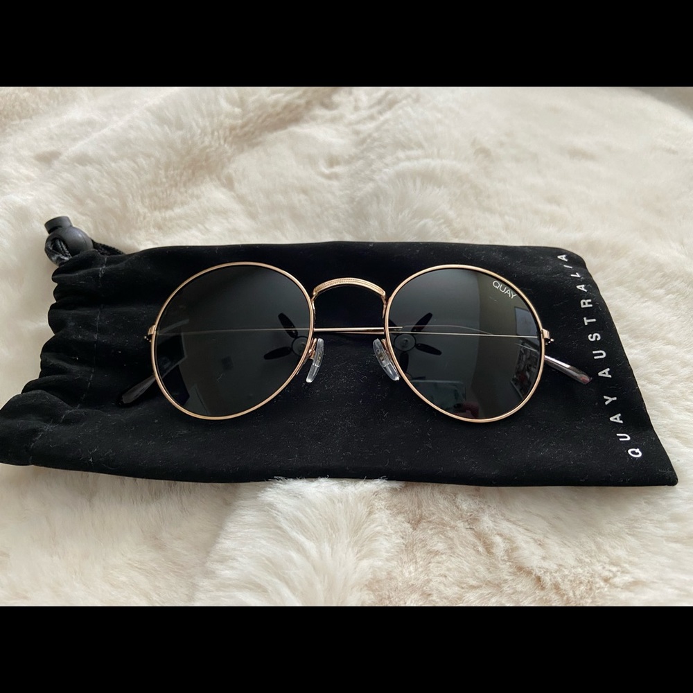 QUAY Australia Round Sunglasses - Black & Gold